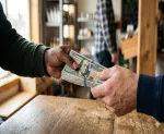 دليل العمل عن بُعد: كيف تستلم أرباحك وأموالك من أي دولة في العالم بدون تعقيدات بنكية